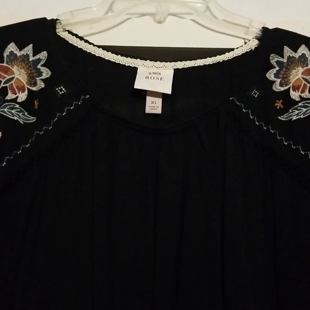 Knox Rose Black Top w/Floral Embroidery - Picture 4 of 7